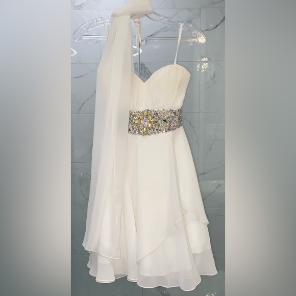 White prom/graduation dress. Size small. worn only once - Picture 2 of 4